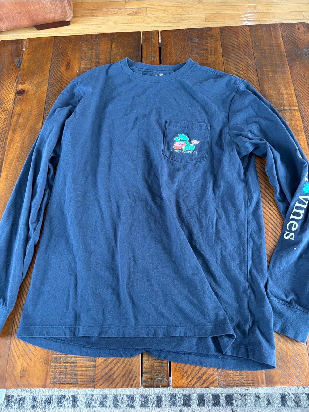 Vineyard Vines Navy Kiss Me I’’ Irish Long Sleeve Pocket Tee Shamrock